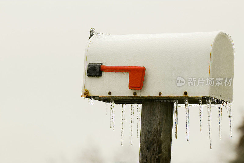 冰雪覆盖的农村邮箱