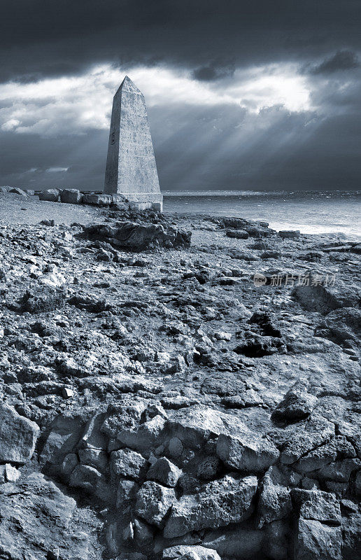英格兰海岸的三一宫方尖碑，黑与白