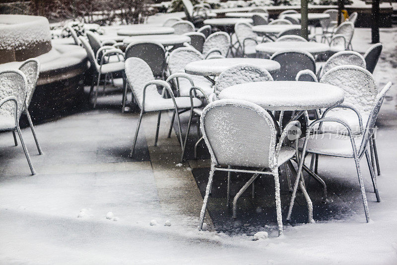 纽约曼哈顿一场暴风雪后的街头咖啡馆