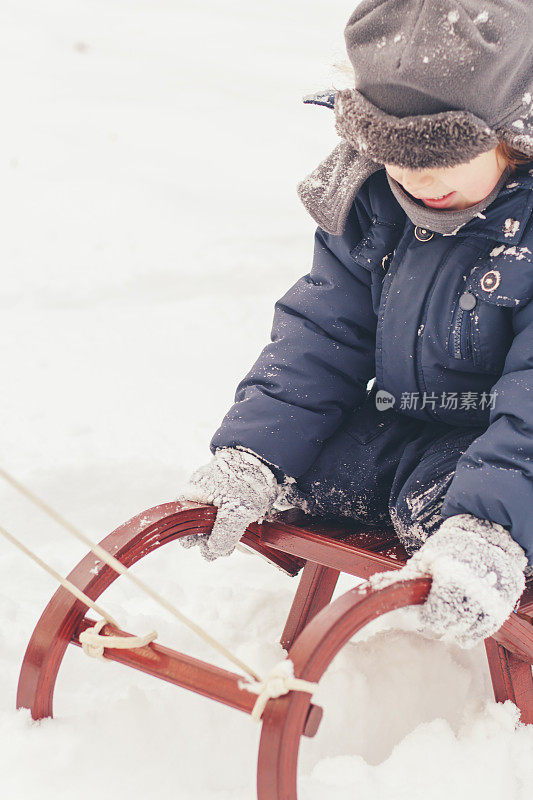 小男孩在雪橇上