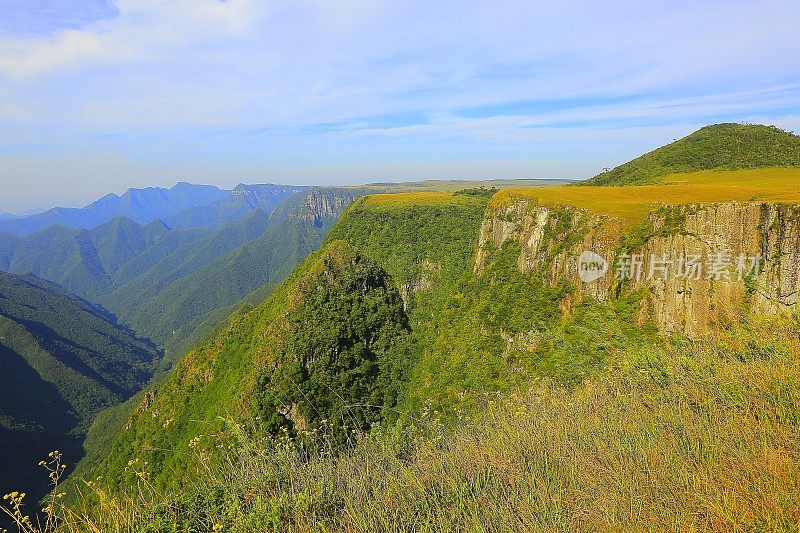 峡谷蒙特内格罗，令人印象深刻的岩石面山顶日出，巴西南部