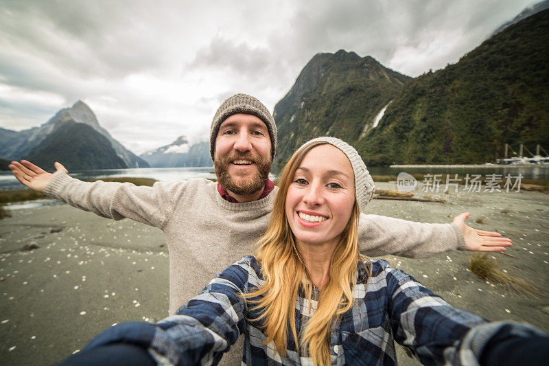 一对美丽的年轻夫妇在新西兰米尔福德湾自拍
