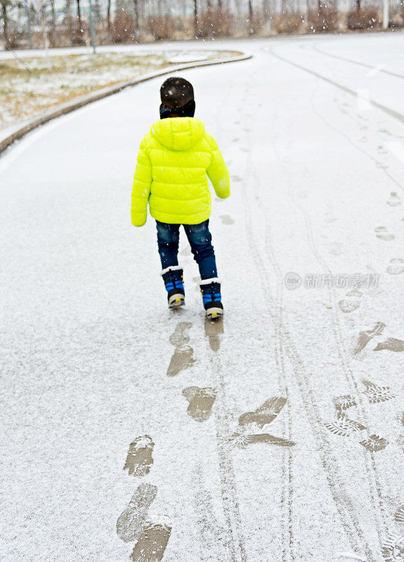 男孩在雪中行走