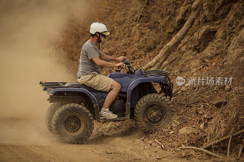 在哥斯达黎加驾驶4x4