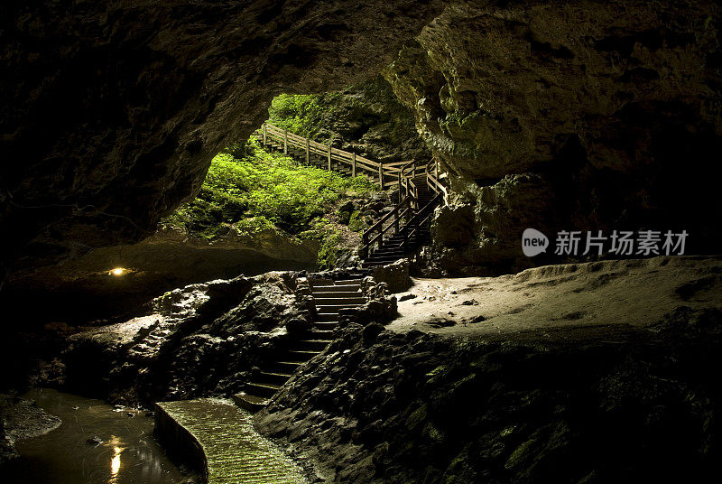 洞穴楼梯