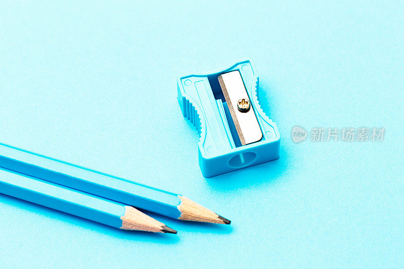 两支铅笔和一个卷笔刀，全是蓝色的