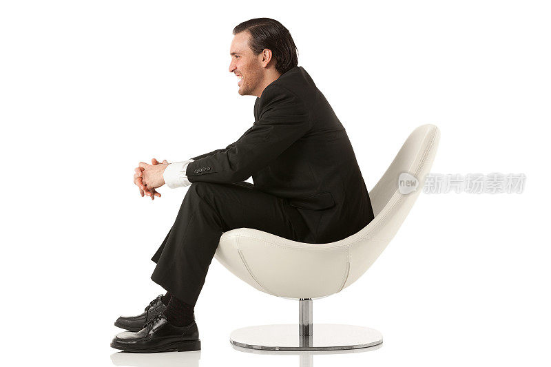微笑的商人坐在椅子上