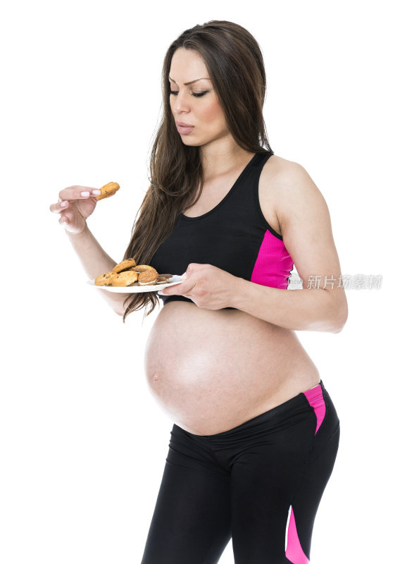 漂亮健康的孕妇犹豫吃饼干