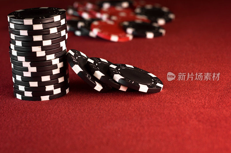 黑色赌场筹码在红色扑克桌上