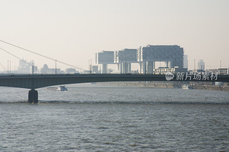 科隆莱茵河上的现代建筑天际线和桥梁