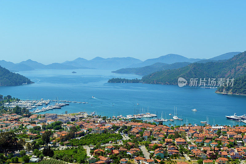 晴空下海湾的高角度视图