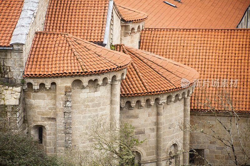 西班牙加利西亚的里贝拉萨克拉，罗马式修道院的教堂和屋顶。