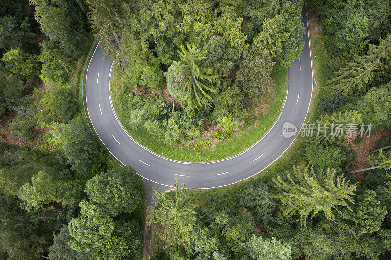 道路在森林里转弯。鸟瞰图。