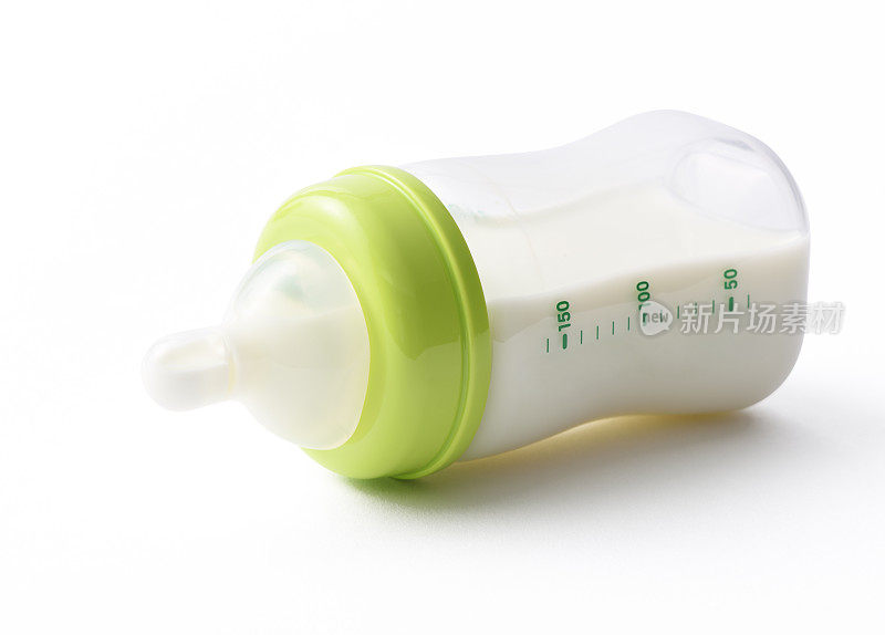 白色背景上婴儿奶瓶的孤立镜头