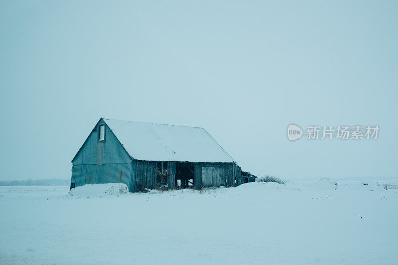 废弃的谷仓前的加拿大冬季场景