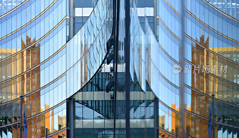 现代办公建筑玻璃立面的反射