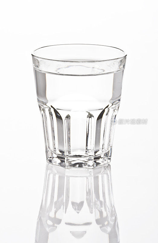盛满静水的玻璃杯