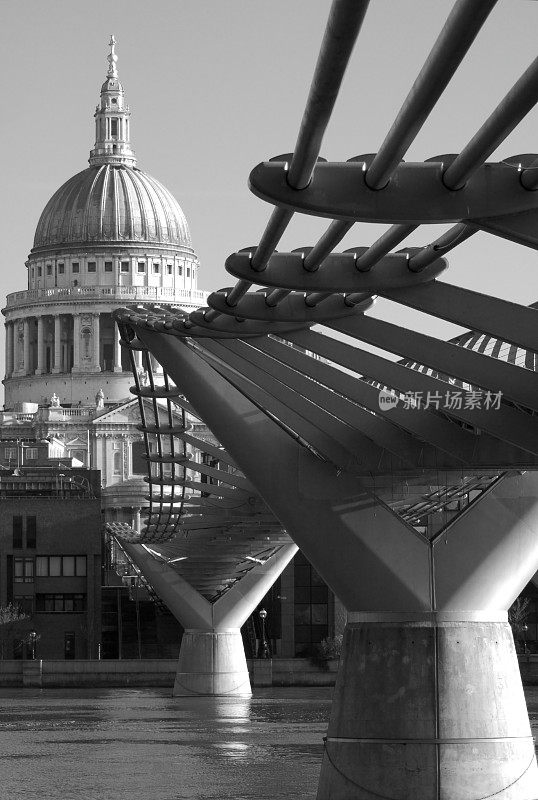 千禧桥，圣保罗大教堂，伦敦，黑白相间