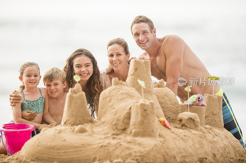 一家人在夏威夷海滩上建沙堡