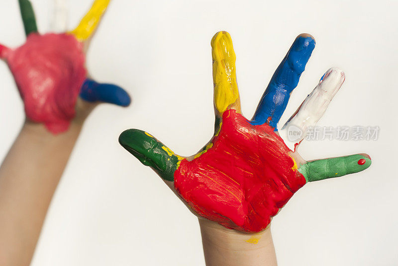 孩子的手沾满了五颜六色的颜料