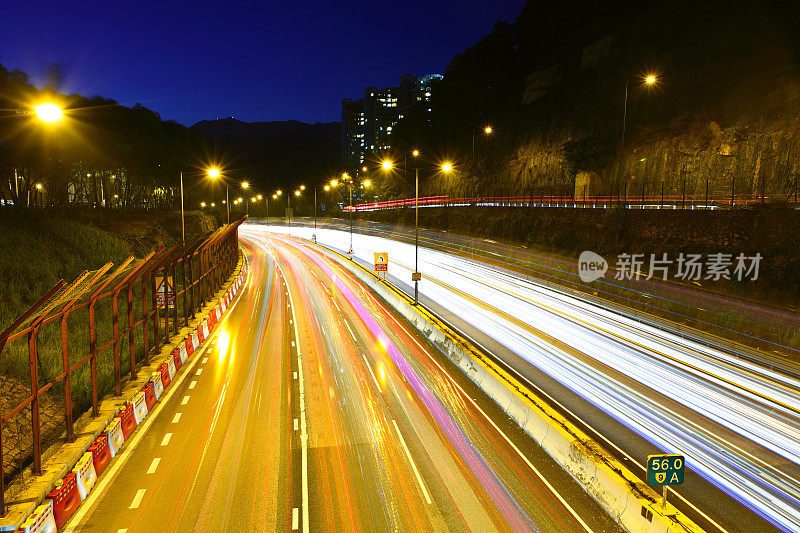 夜间高速公路上的交通