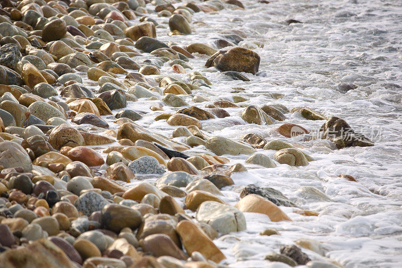卵石滩，海浪冲刷着海岸