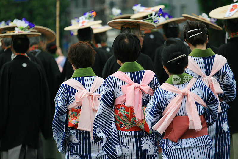 男人背后的女人