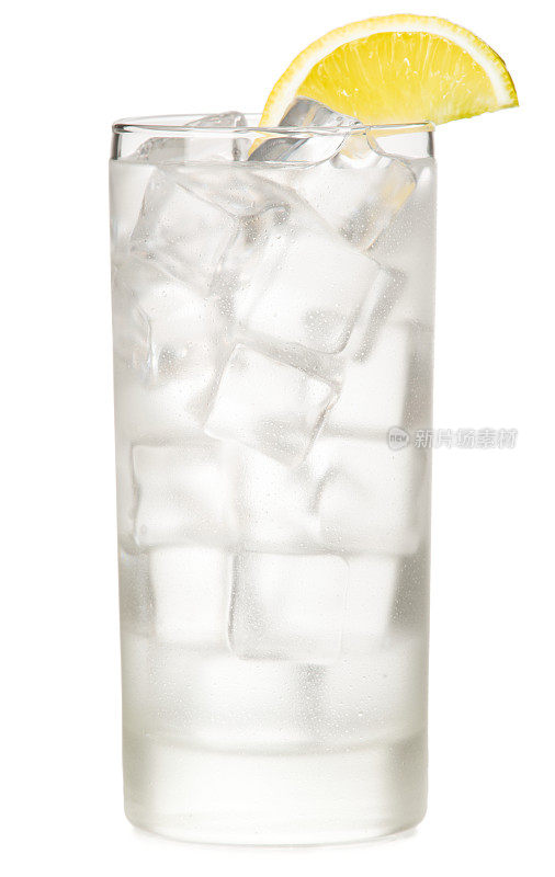 冰水伏特加苏打鸡尾酒孤立的白色背景