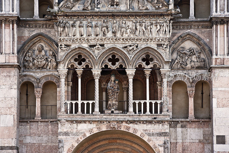 费拉拉大教堂立面细节，哥特式意大利建筑
