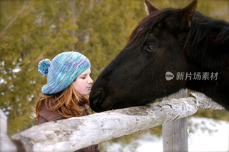 女孩亲吻马
