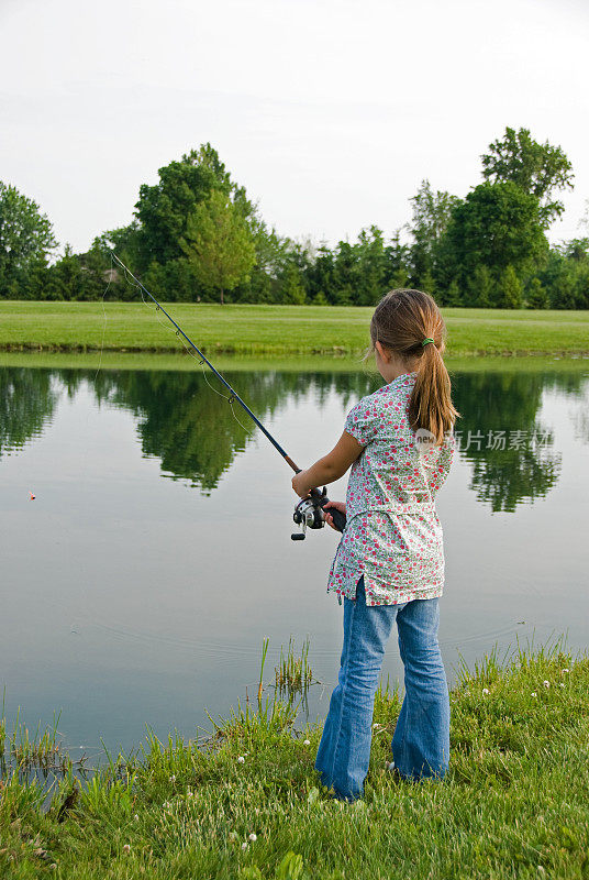 年轻女孩钓鱼