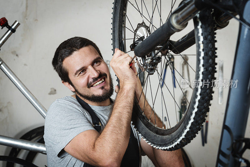 自行车修理工在他的自行车店里工作