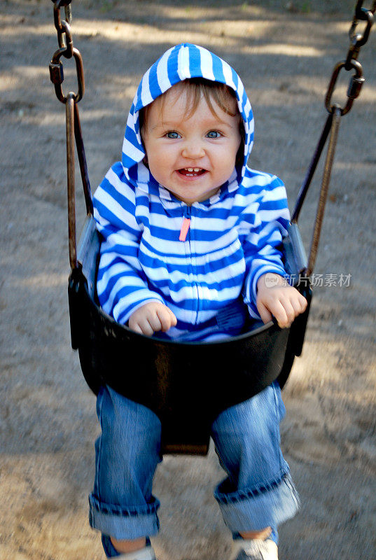 白种人蓝眼睛婴儿摆动和微笑。