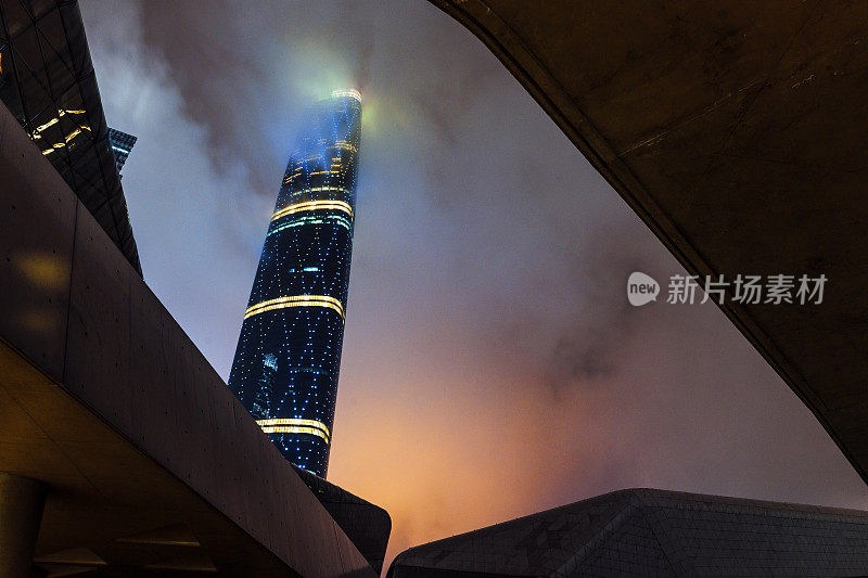 美丽的建筑在夜晚的中国广州