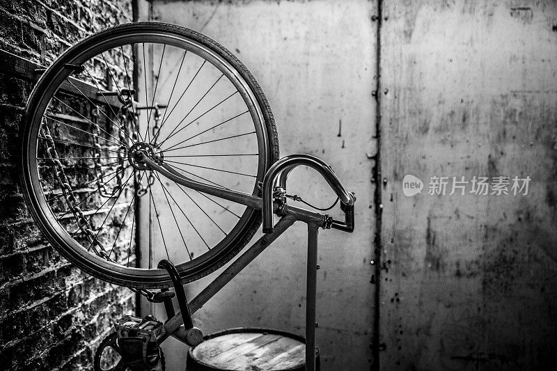 自行车锁在墙上