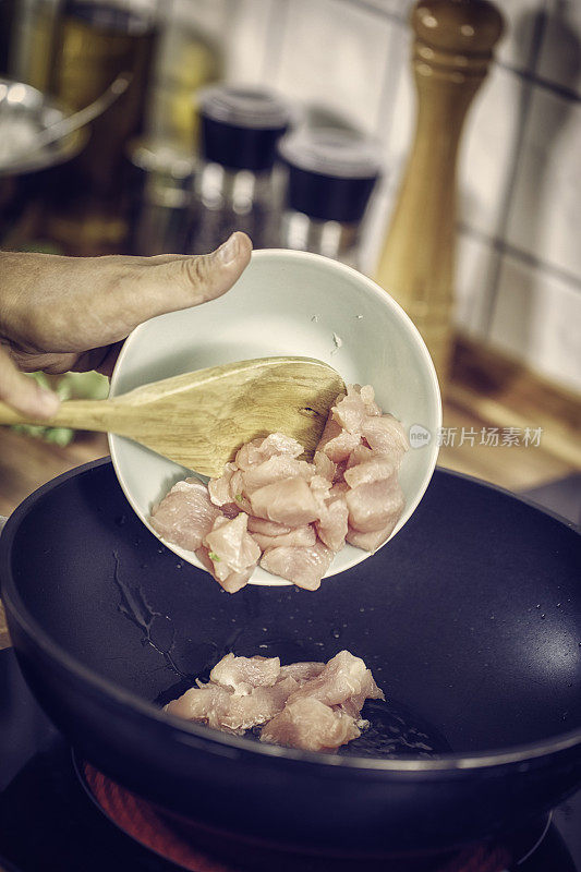 在炒菜锅里准备鸡肉