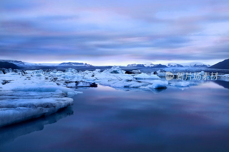 冰岛Jokulsarlon礁湖的冰山