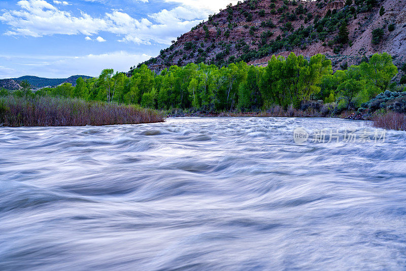 科罗拉多河在春季径流严重