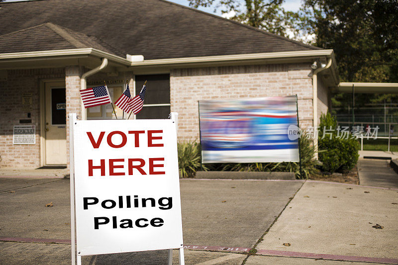 美国11月选举期间，当地投票站外的投票标语。