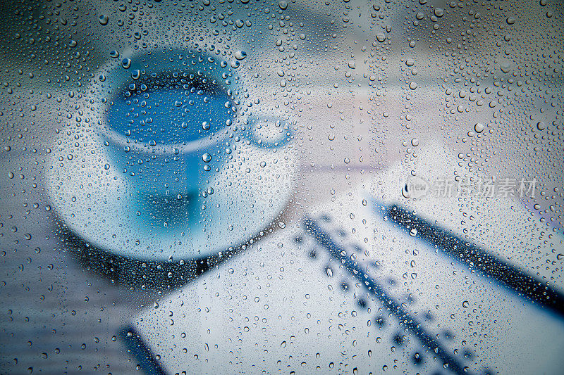 下雨天的咖啡杯