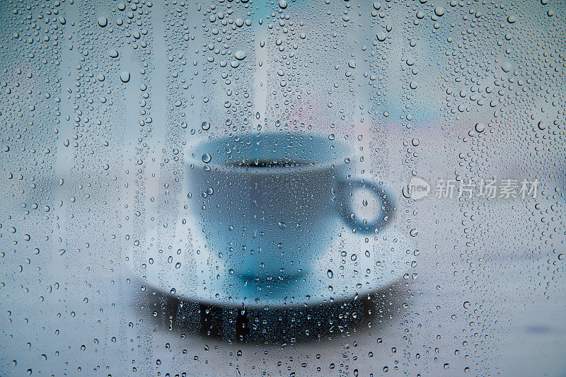 下雨天的咖啡杯