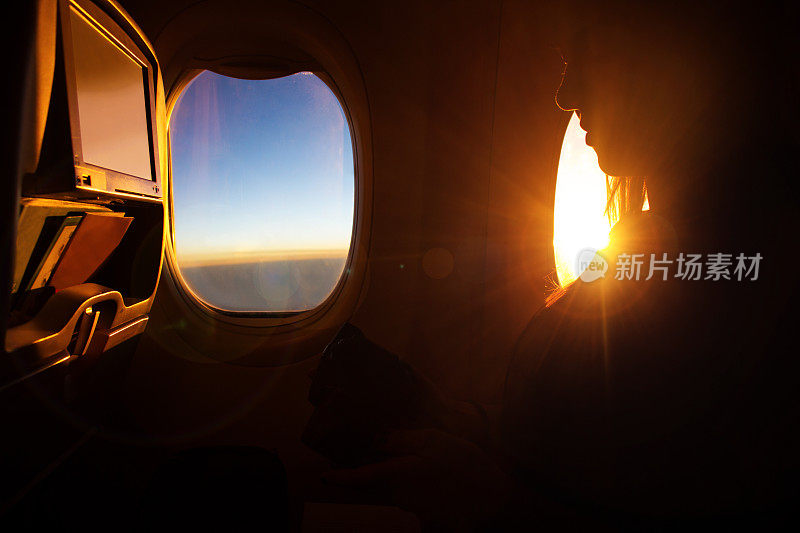透过飞机窗户看天空