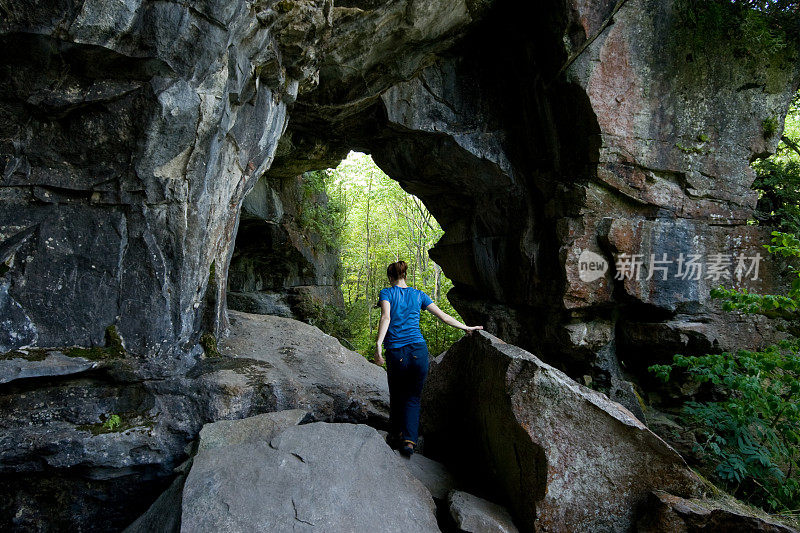 洞穴里的女徒步旅行者