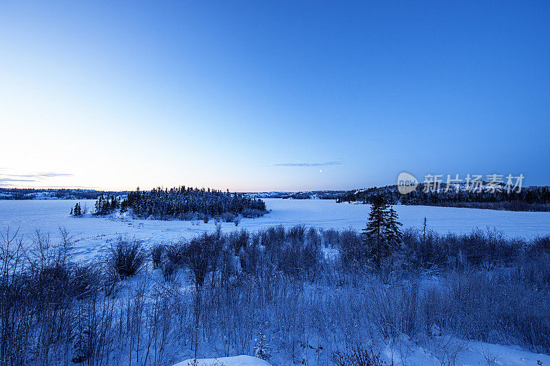 加拿大西北地区耶洛奈夫黎明的冰冻北极景观。
