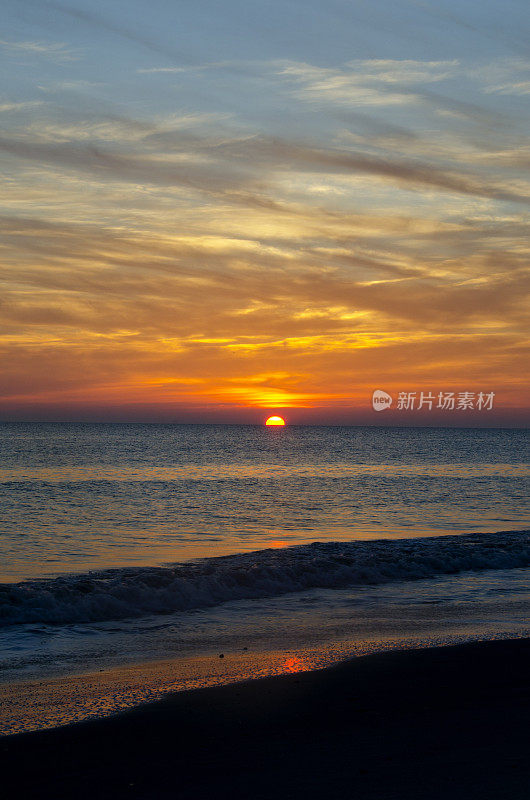 海滩上的太阳落在地平线以下