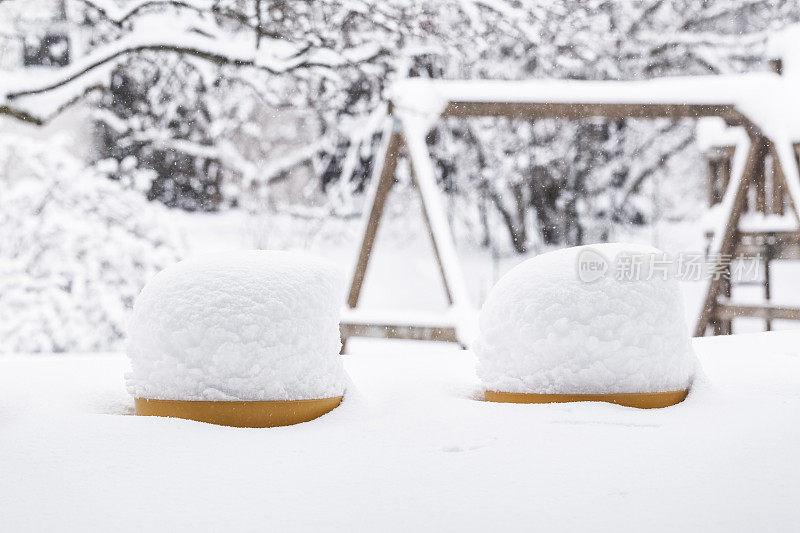 被暴风雪掩埋的后院