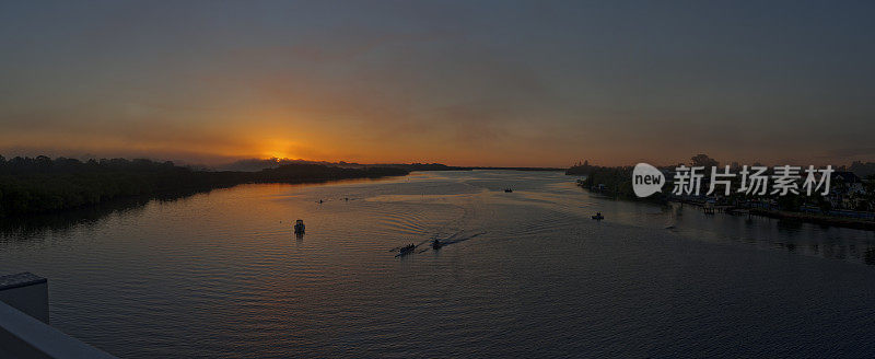 日出在玛鲁奇河全景