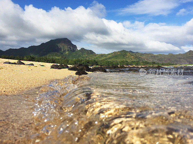 海浪在夏威夷考艾岛的僻静海滩上撞击