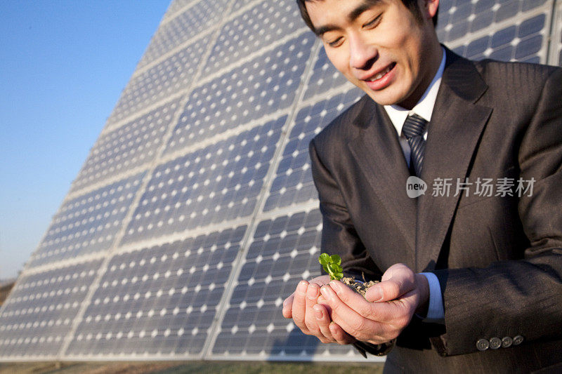 商人拔火罐厂前面的太阳能电池板