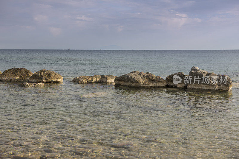 岩石希腊岛海滩和爱琴海